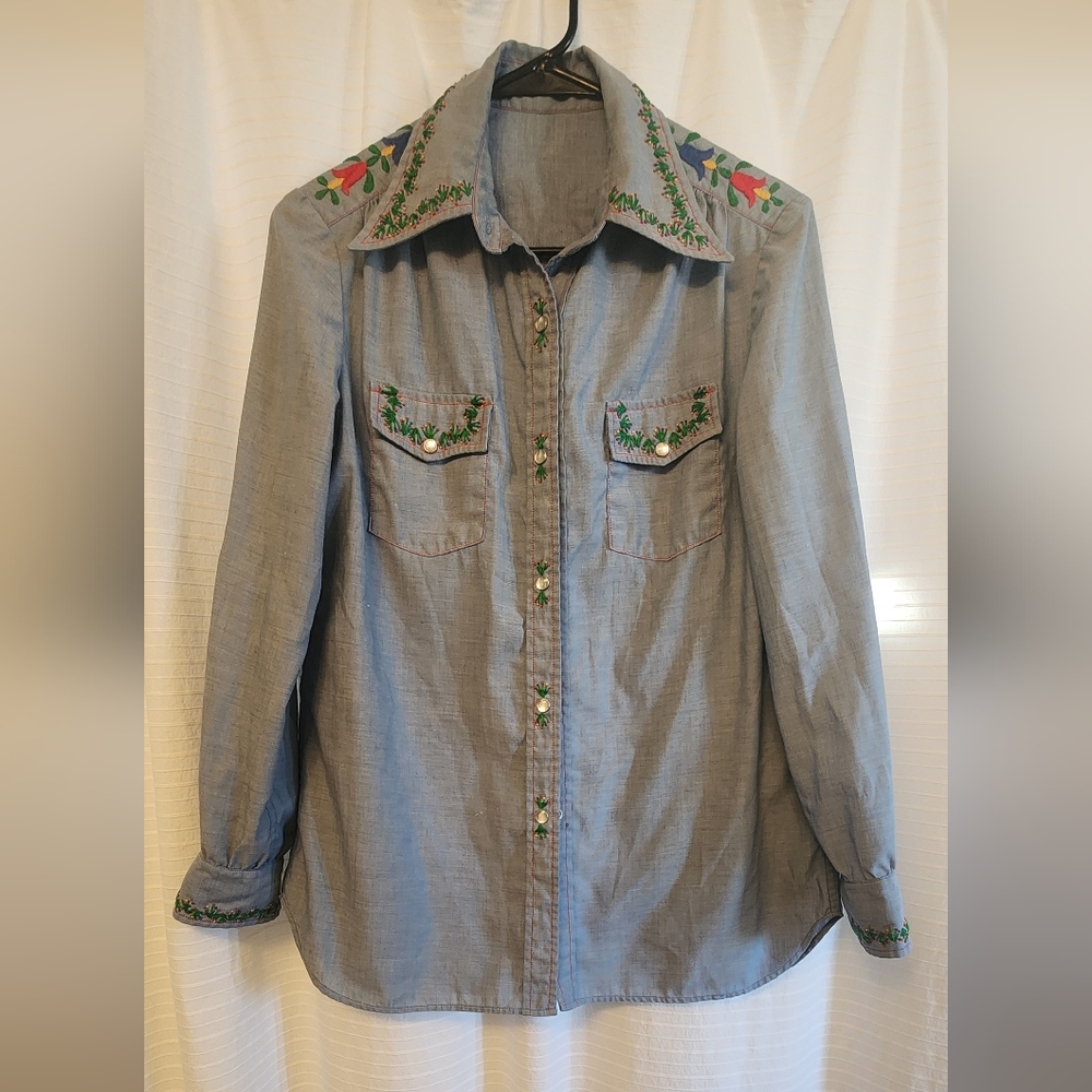 Embroidered Pearl Snap Button Down, Size Small